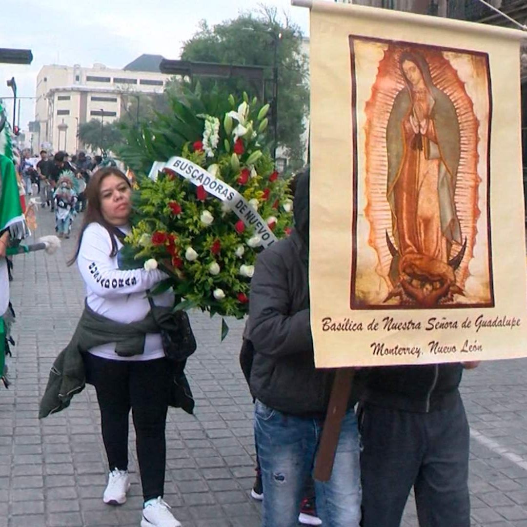 Con pancartas y fotografías de sus seres queridos, participaron en esta peregrinación a pesar de las bajas temperaturas.