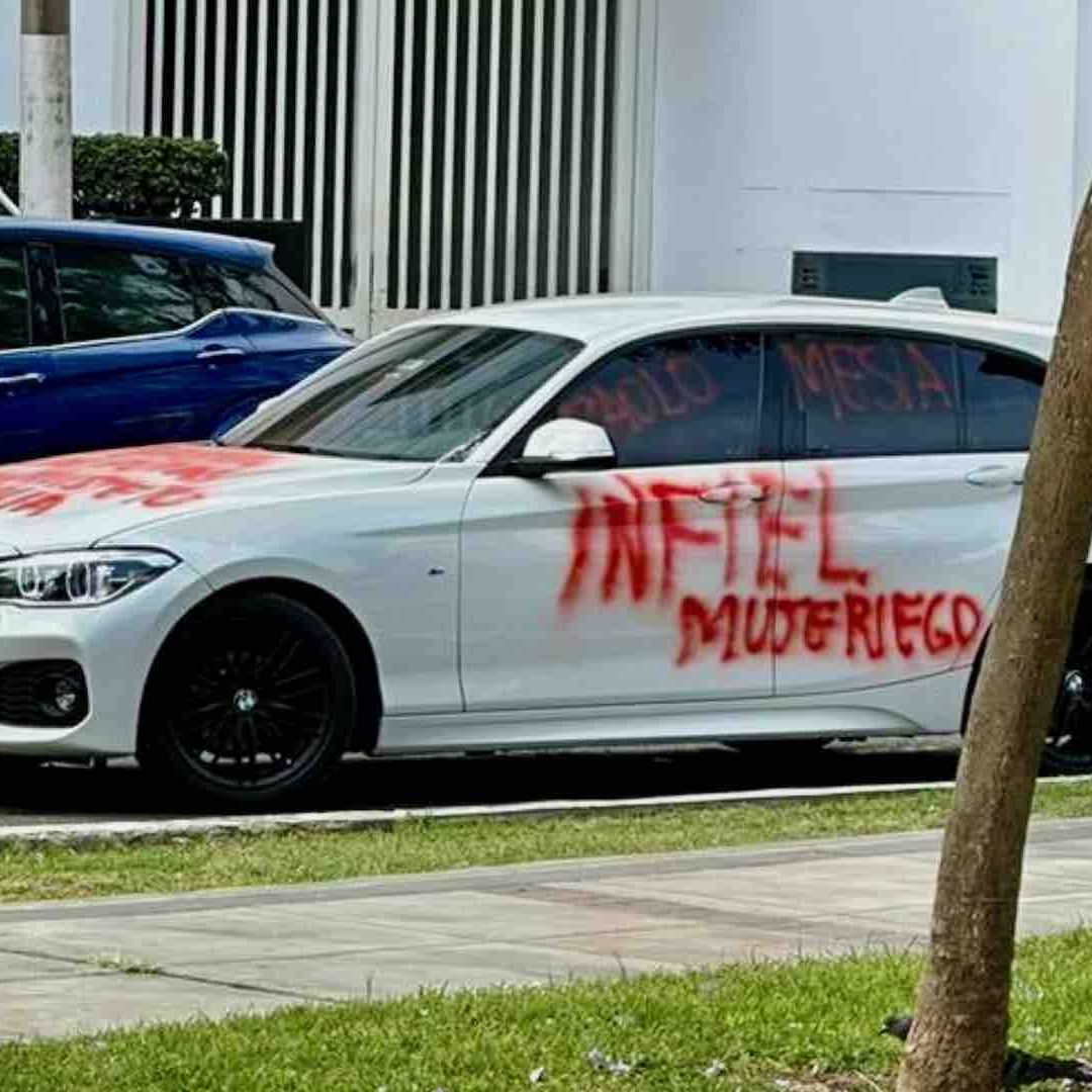 BMW rayado en una calle de Lima, Perú