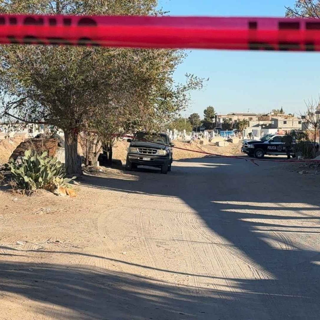 Vehículo donde se encontró a la víctima estacionado frente a una vivienda