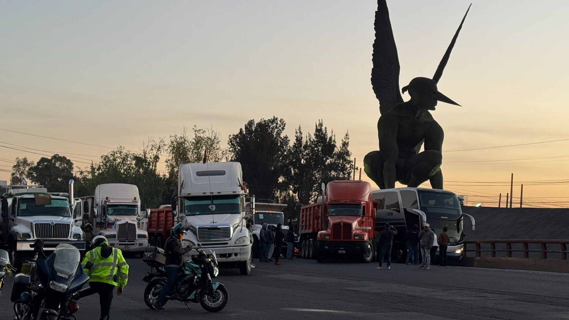 Transportistas paralizan la autopista México-Pachuca hoy, 9 de diciembre de 2024. Foto: Itzel Cruz Alanís | N+