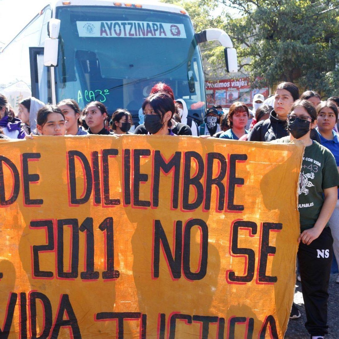 Normalistas de Ayotzinapa se plantaron frente al Congreso de Guerrero para recordar a compañeros fallecidos