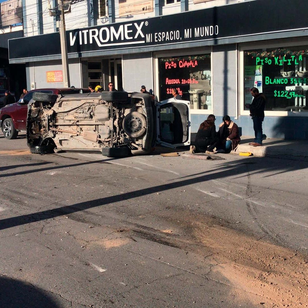 Conductor Dormita al Volante y Vuelca en Torreón