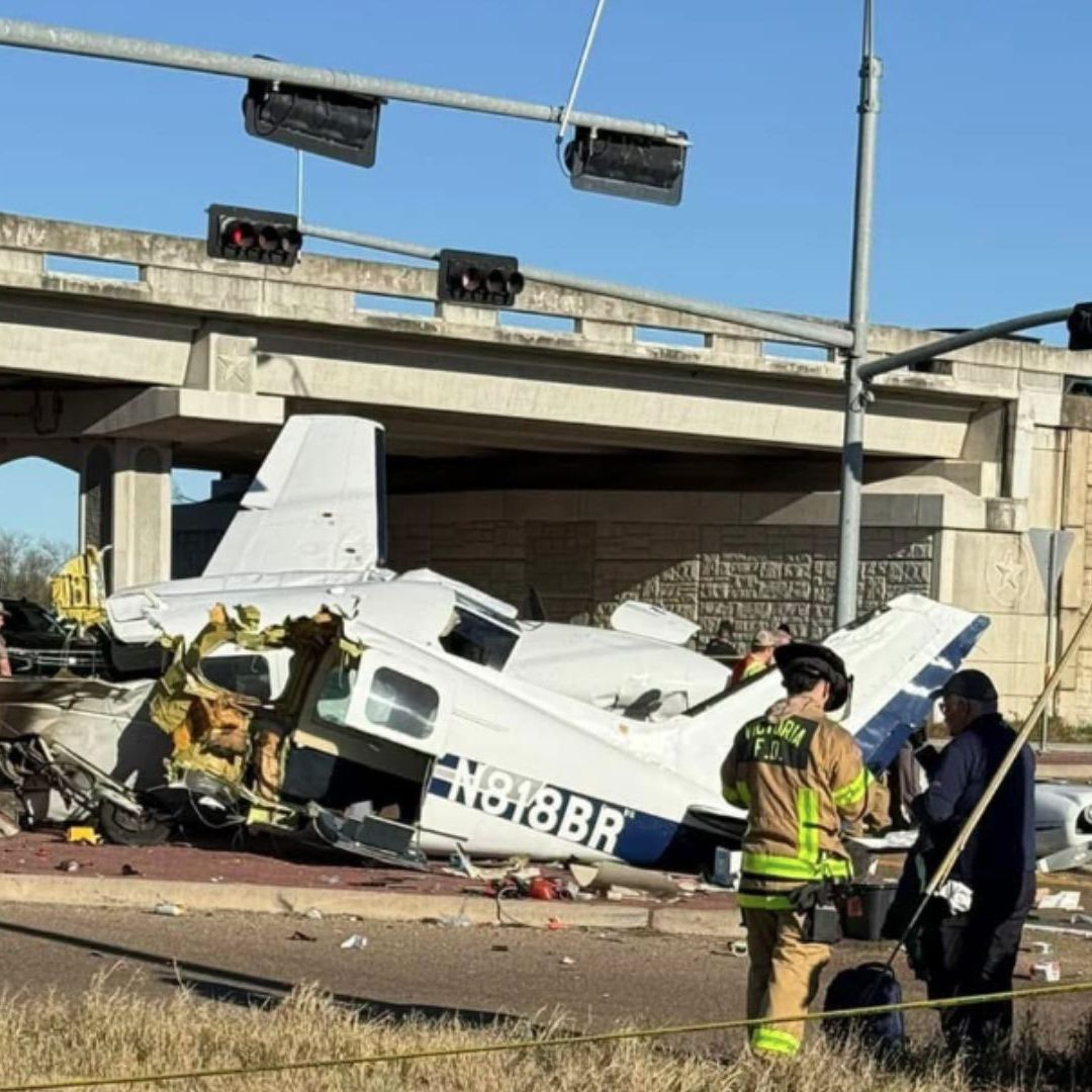 Una aeronave se estrelló en una autopista en Victoria, Texas. Tres vehículos fueron impactados