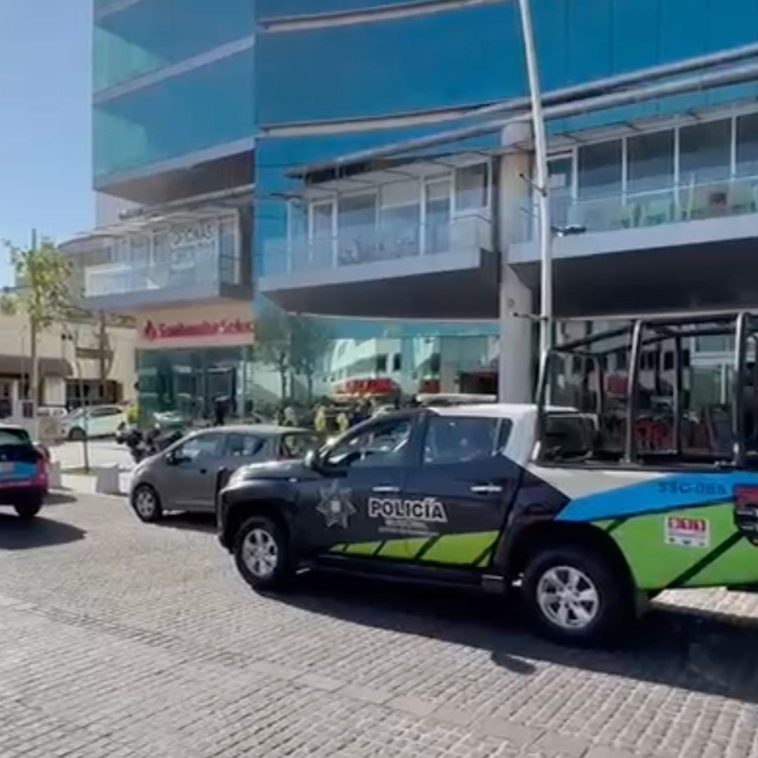 Cuatro hombres intentan asaltar el Banco Santander de la Av. Juárez en Puebla.