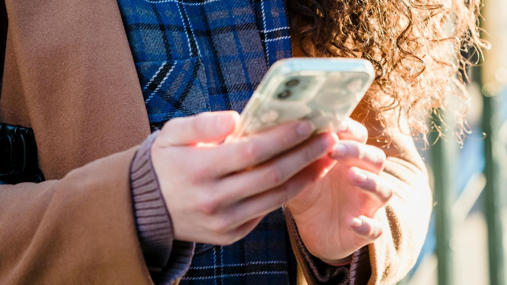 ¿Estamos Saliendo con el Mismo Hombre? Exponen en Facebook a Estafadores en Bumble, App de Citas