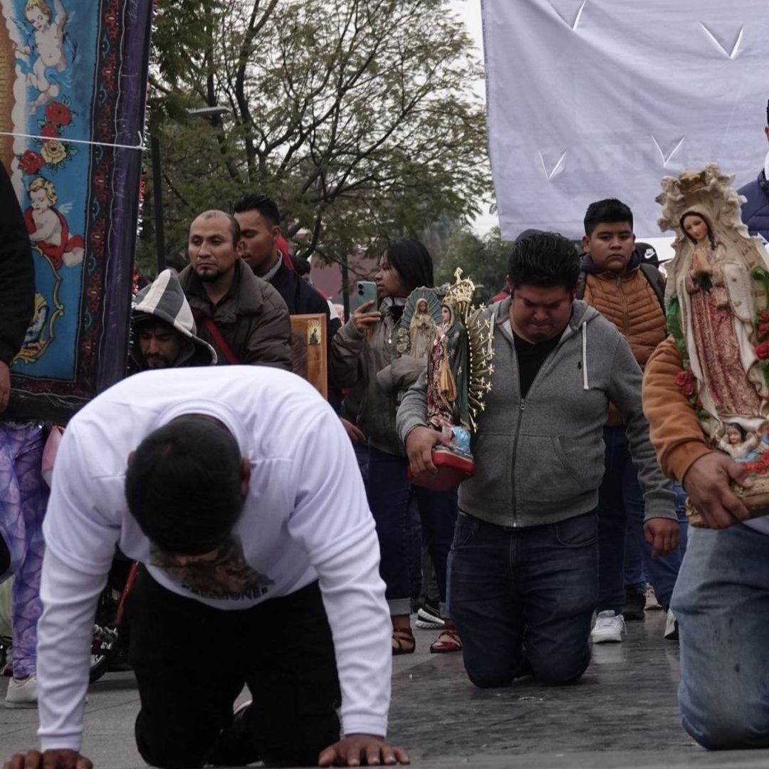 “La Virgen me Da Fuerza para Seguir”: Peregrinos Cumplen Mandas en la Basílica de Guadalupe