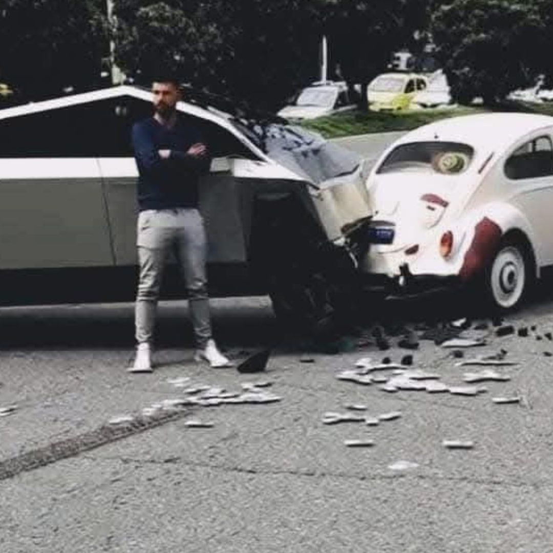 Camioneta Tesla Cybertruck choca supuestamente con un Volkswagen Escarabajo