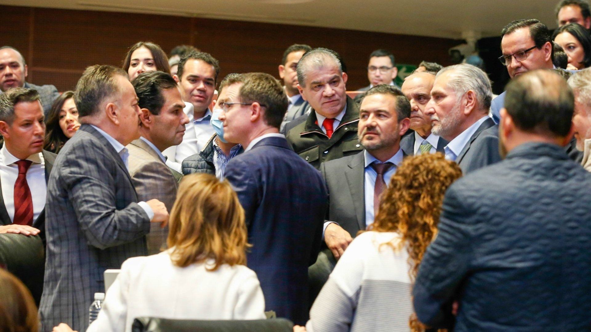 Mario Vázquez Denuncia Agresión en el Senado; Miguel Ángel Yunes Márquez lo Llama "Llorón"