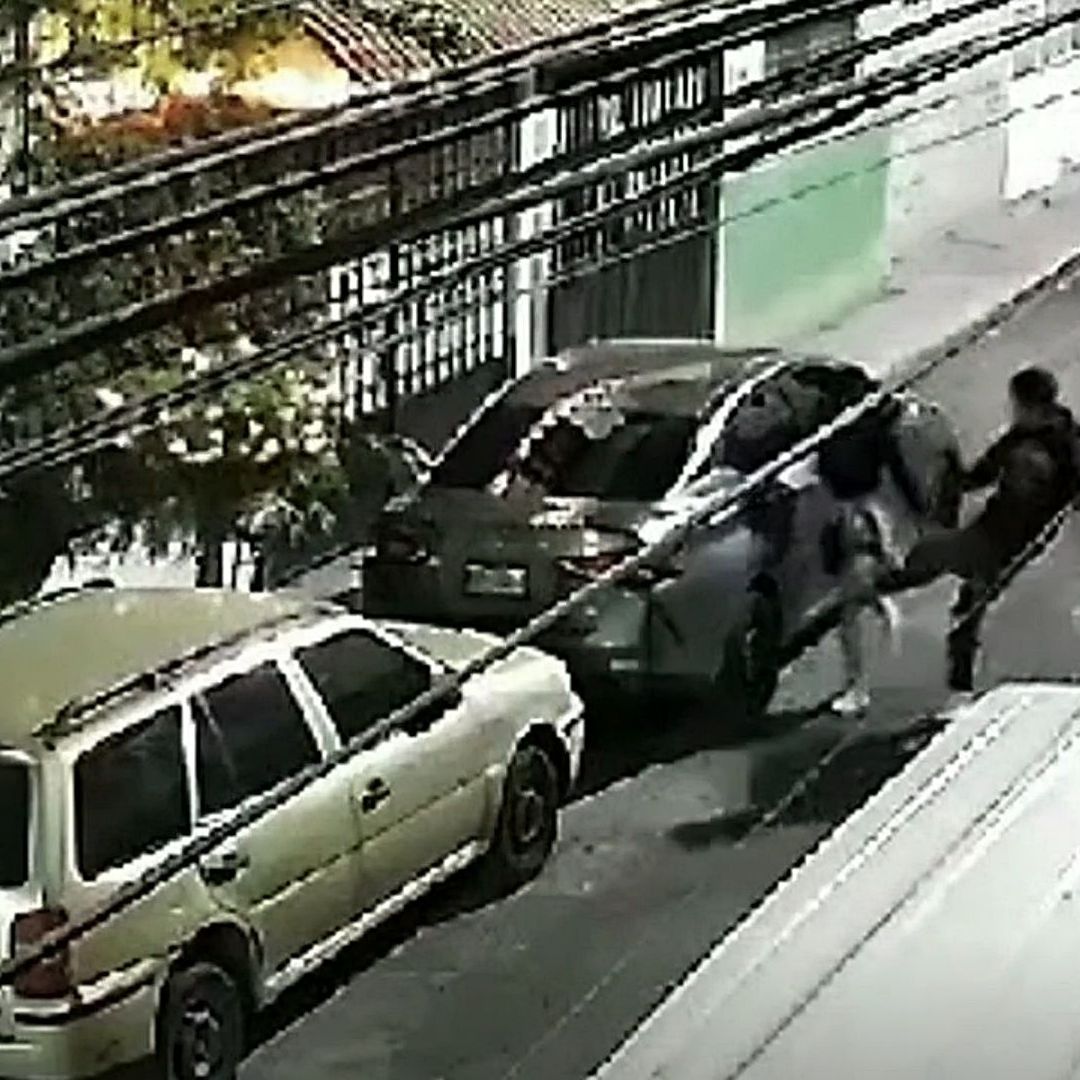 Video | Ahora en Ecatepec, Sujeto Patea y Golpea en la Cabeza a su Novia