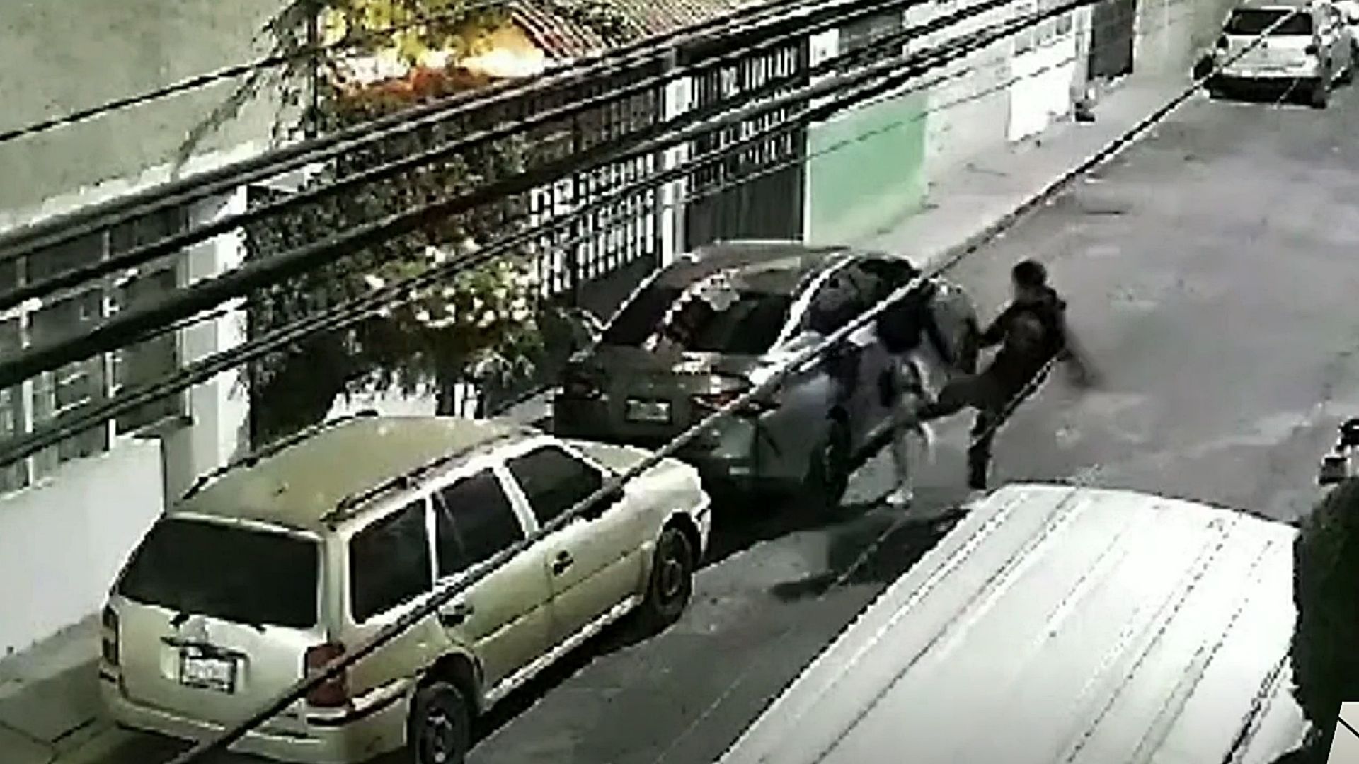 Video | Ahora en Ecatepec, Sujeto Patea y Golpea en la Cabeza a su Novia