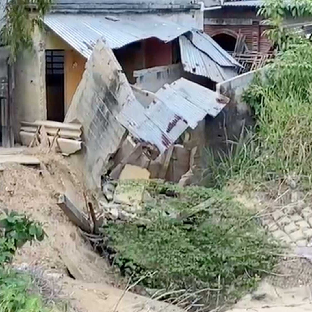Viviendas se Derrumban por Crecida de Arroyo Agua Dulce al Sur de Veracruz