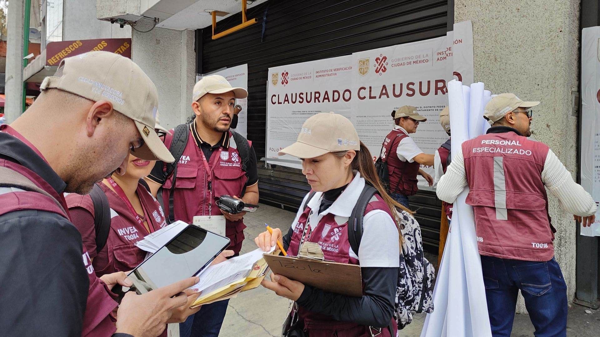 Personal del INVEA se encargó de retirar los sellos en el edificio de Izazaga 89.