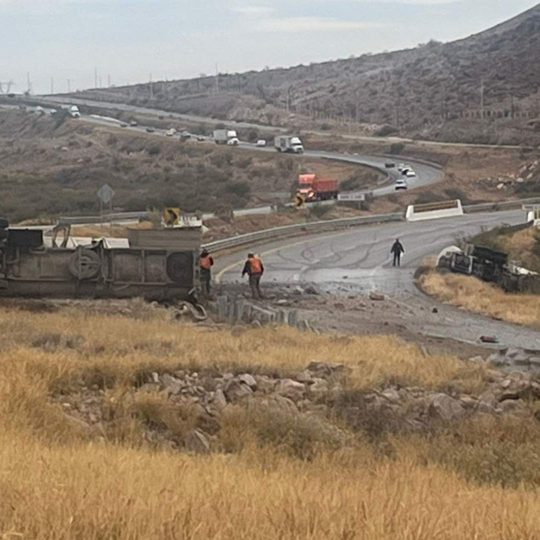 Vuelca Pipa con Diésel en la Carretera Chihuahua a Delicias