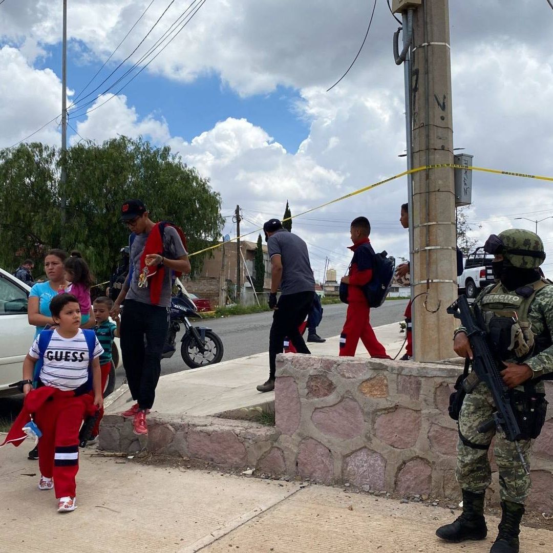 Mamá ingresa con arma y droga al festival navideño de su hijo en el Estado de México