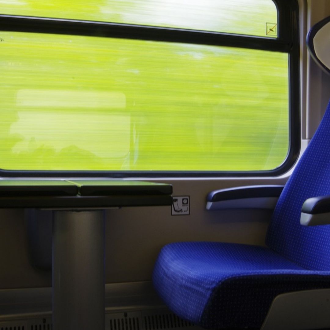 Mujer sufre caída de tren por tratar de tomarse selfie