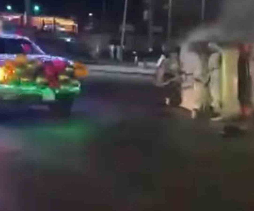 Choque con Volcadura Interrumpe Desfile Navideño en Reynosa,