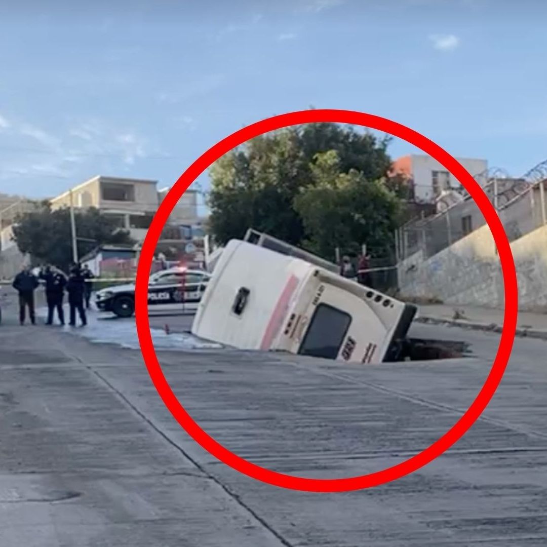 Microbús es Tragado por Gran Socavón en Ensenada; 2 Personas Hospitalizadas