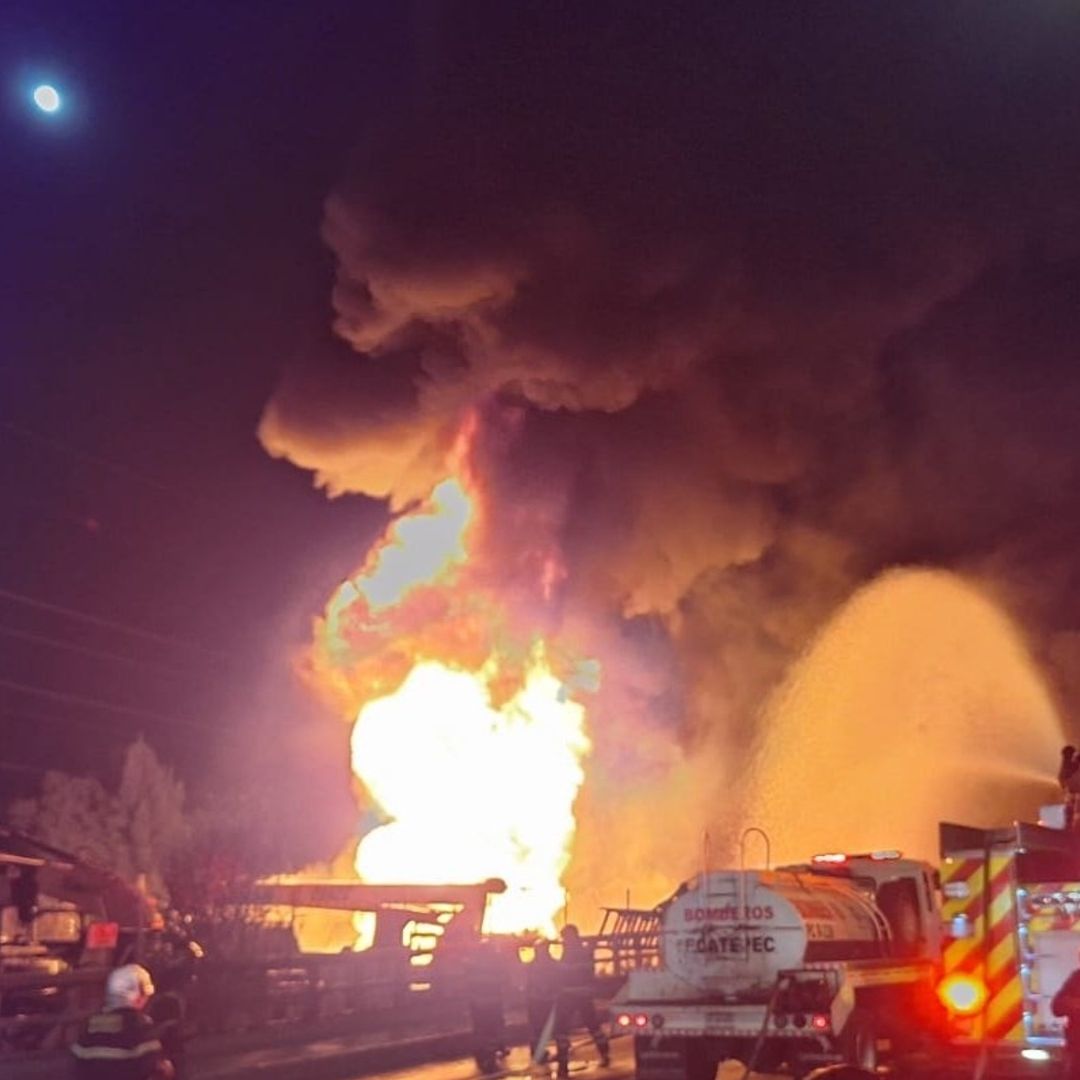 Incendio en respiradero de Río de los Remedios y Periférico