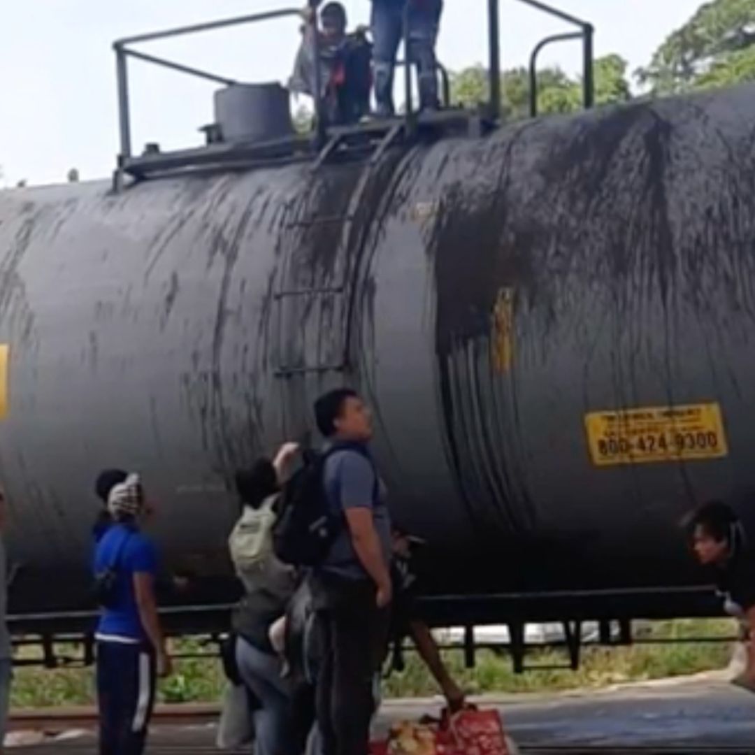 Los centroamericanos suben a los vagones propiedad de Petróleos Mexicanos justo en el puente de la avenida Uno en Coatzacoalcos.