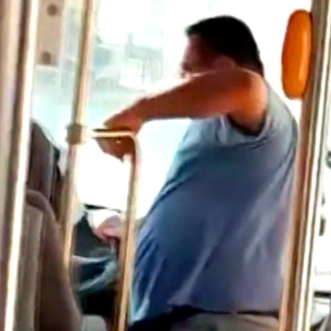 La pelea fue atestiguada por mujeres y niños que iban abordo de la unidad