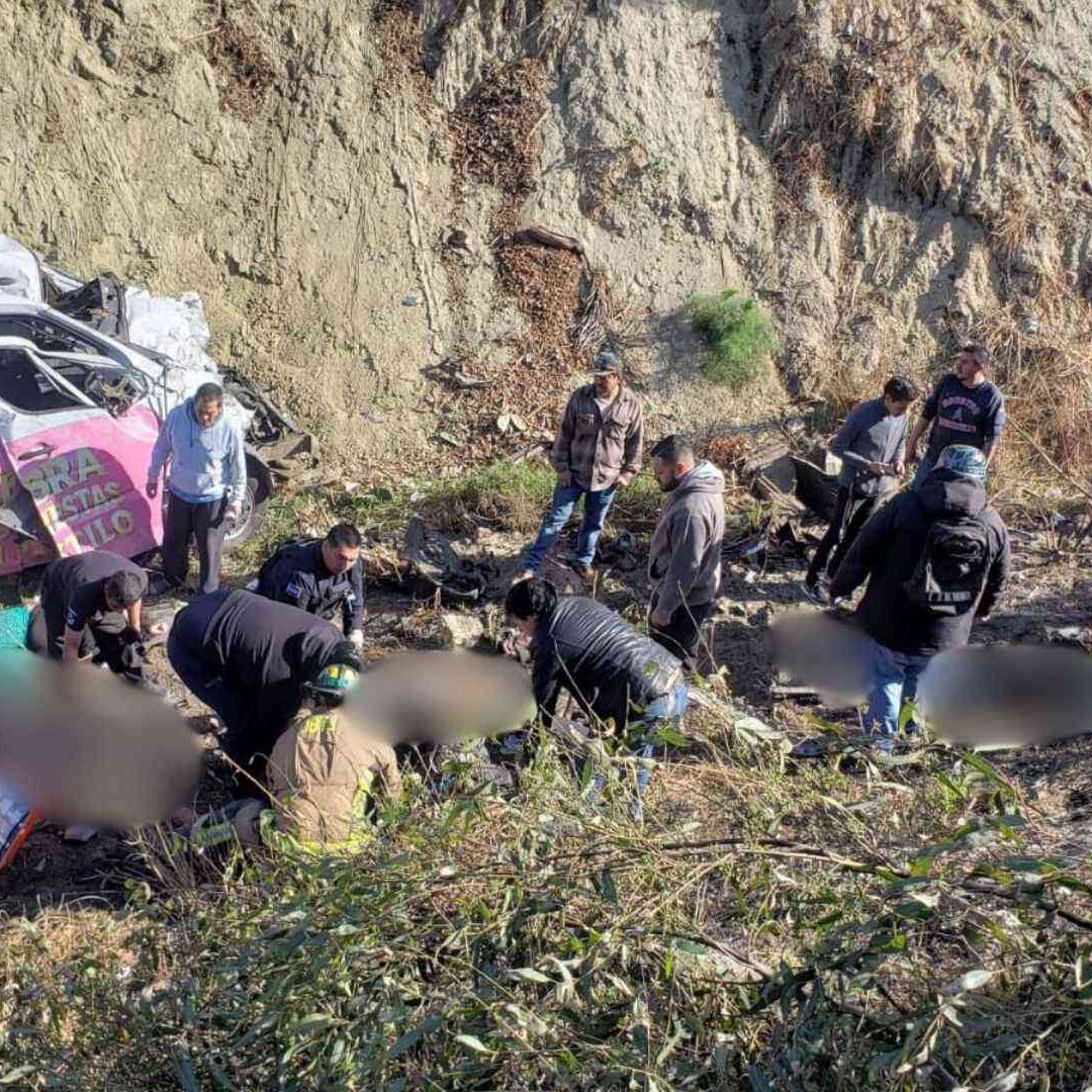 Camión de Pasajeros Sale del Camino por Choque Múltiple en Tijuana