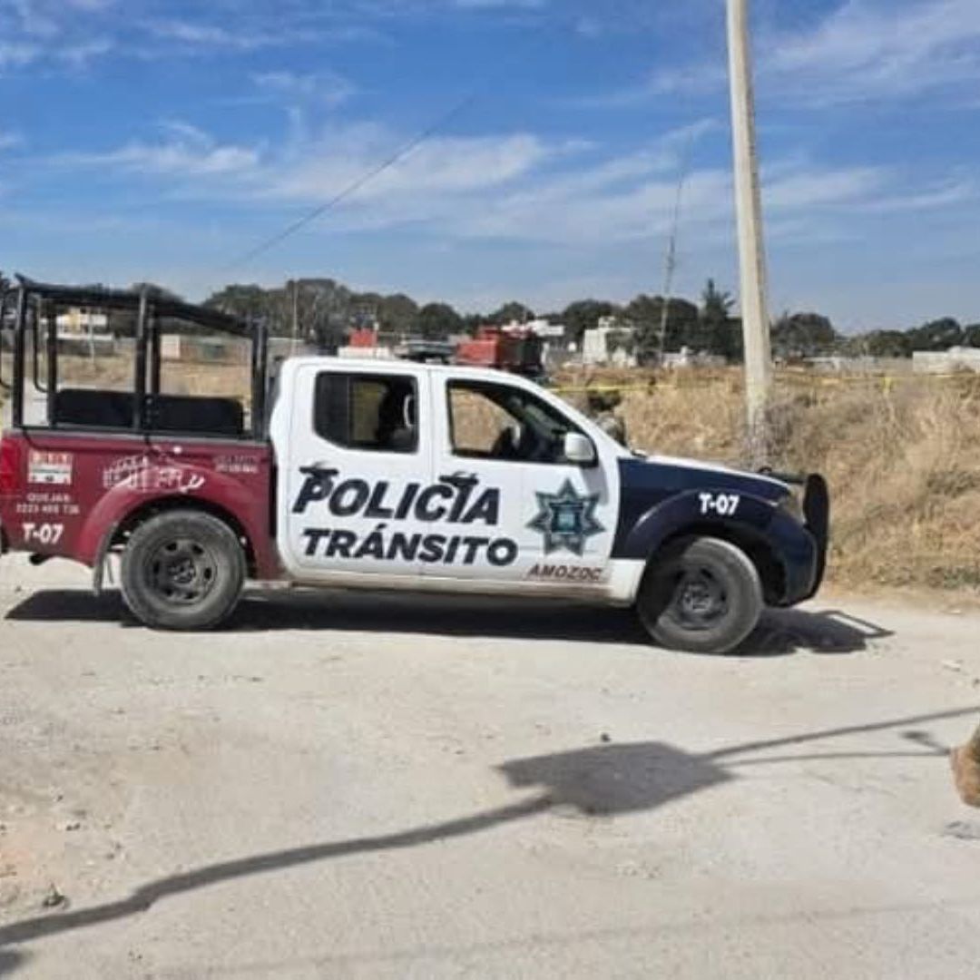 Localizan a una mujer muerta dentro de un auto en el carril de San Lorenzo de Puebla.