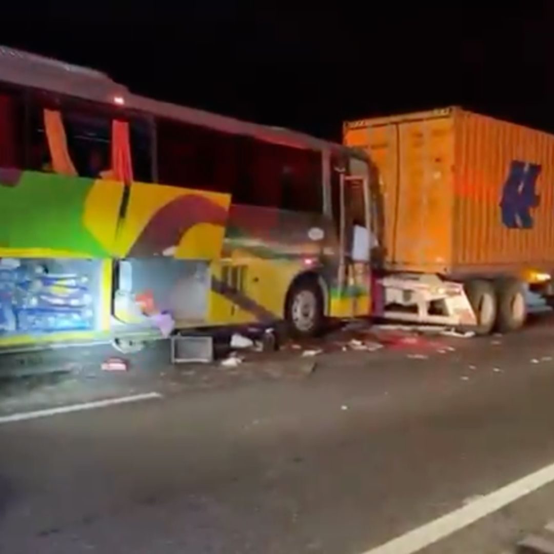 Accidente entre autobús de turismo y tráiler en Cosamaloapan