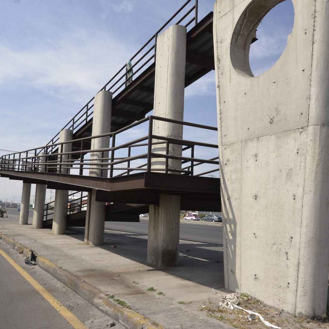Puentes Peatonales a Punto de Colapsar en Pachuca, Hidalgo; Tienen Varillas Salidas