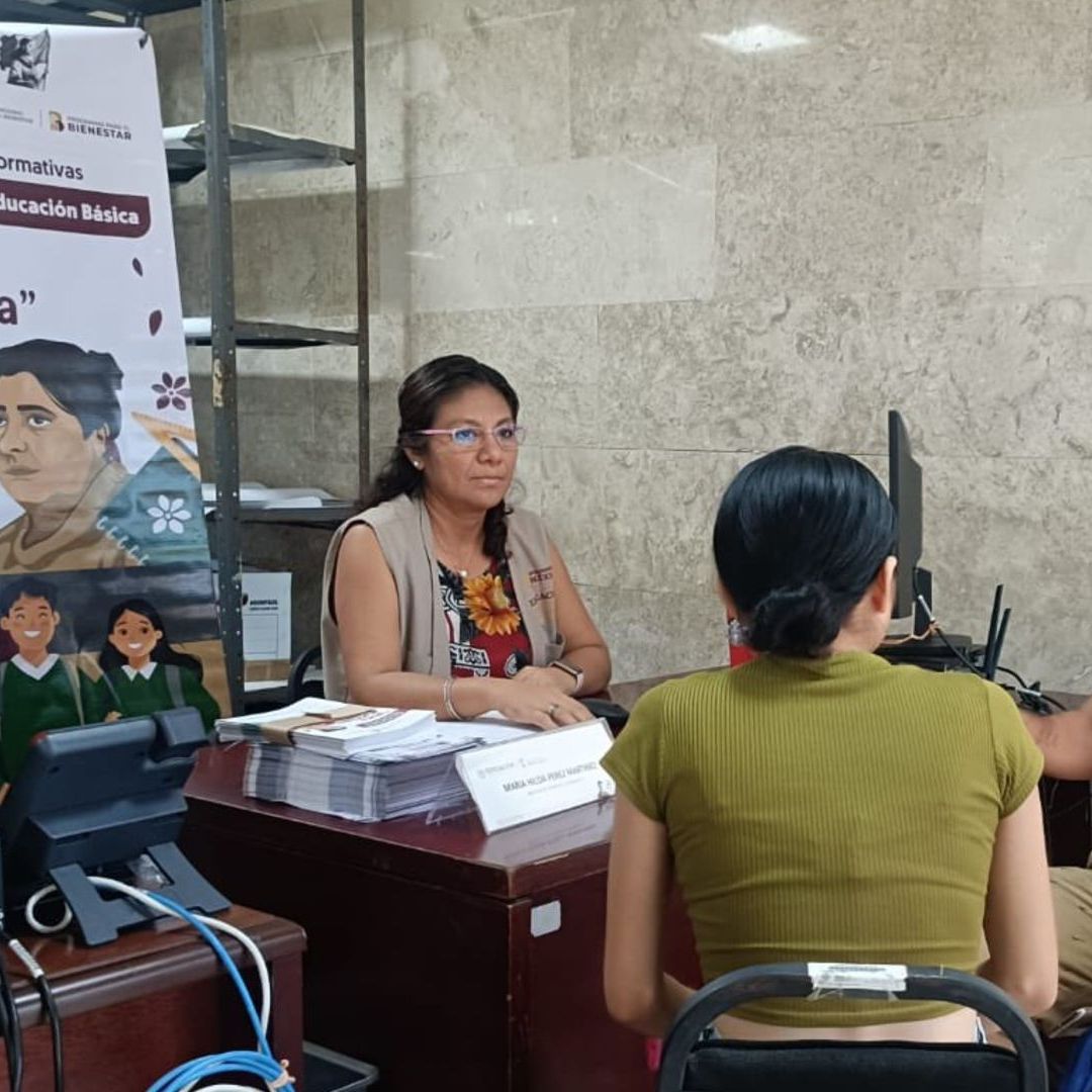Padre e hija realizan en un módulo registro de la Beca Rita Cetina, el cual cierra este 18 de diciembre.