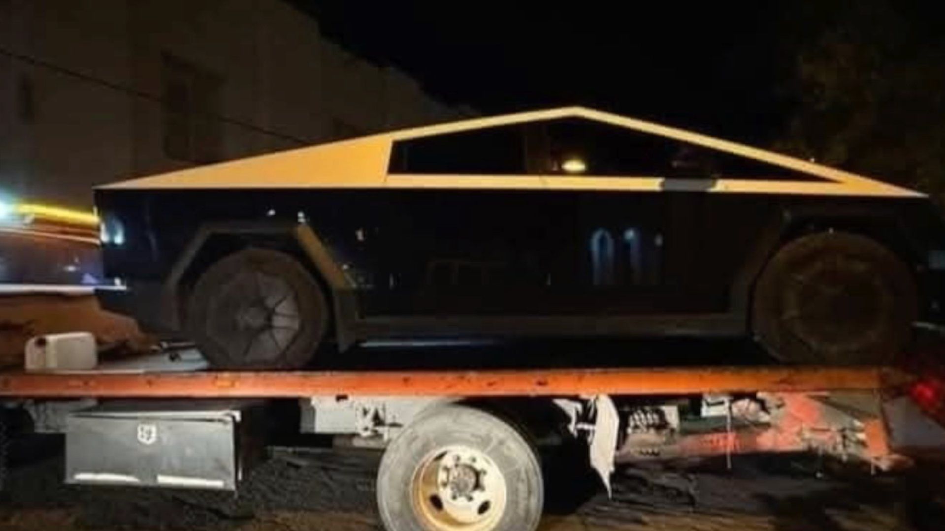 Hombre en Cybertruck Atropella a Perro en Magdalena, Sonora; Manejaba en Estado de Ebriedad