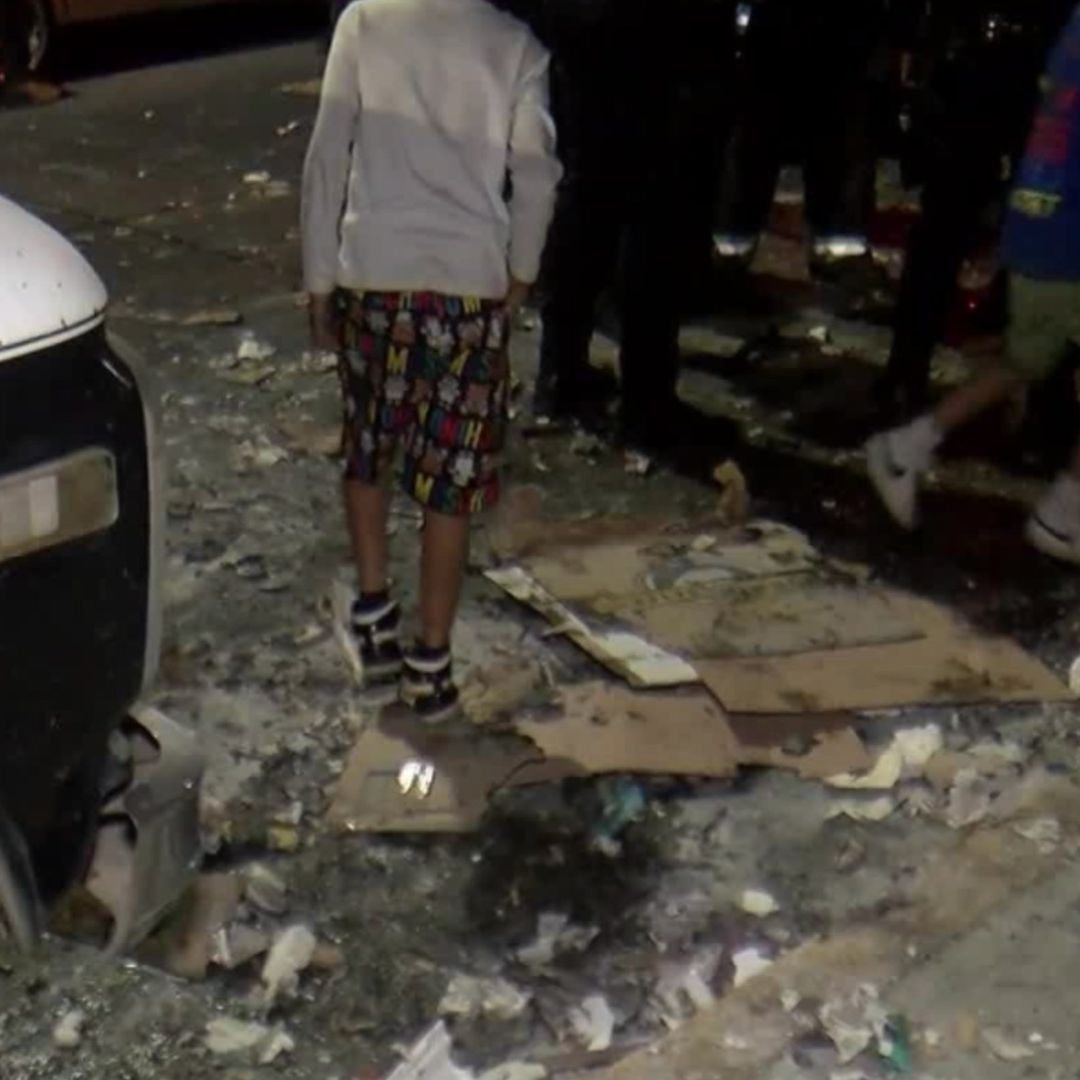 Camioneta explota por cohete lanzado intencionalmente.