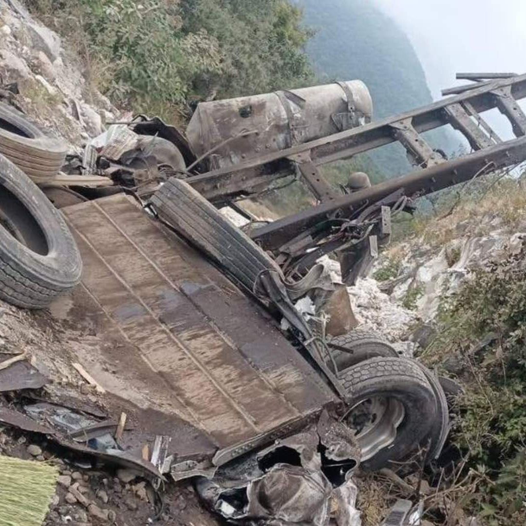 Identifican a dos poblanos muertos en accidente en Cumbres de Maltrata.