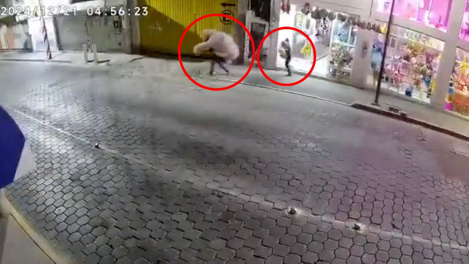 Video: Pareja Roba Oso Gigante de Peluche de Tienda de Regalos en Tehuacán, Puebla