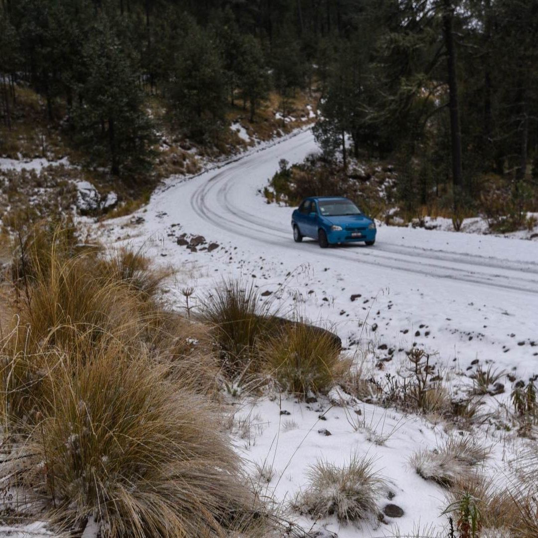 En la parte baja del Nevado de Toluca se pudo apreciar nieve de hasta cinco centímetros de espesor. Foto: Cuartoscuro