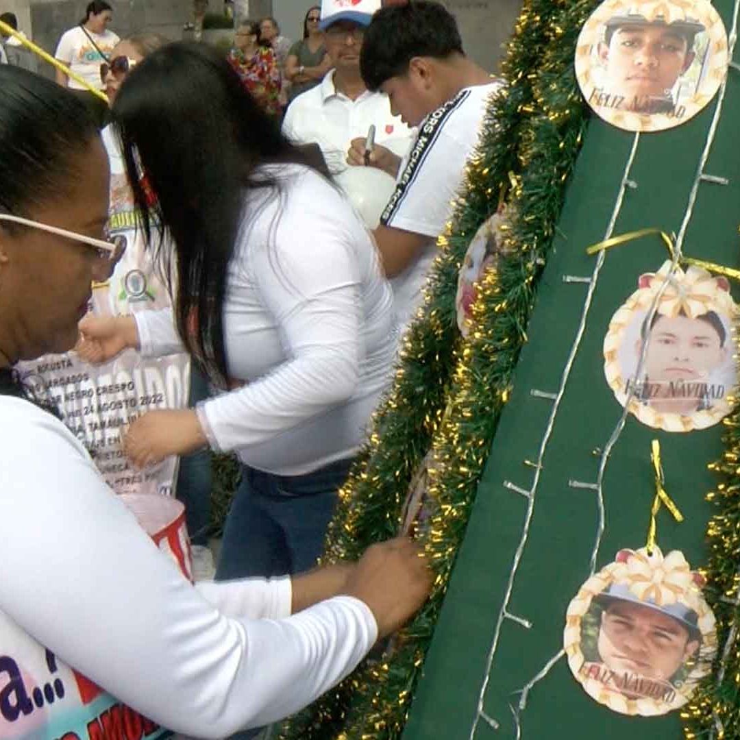 Instalan Pino Navideño con Fotografías de Personas Desaparecidas en Reynosa