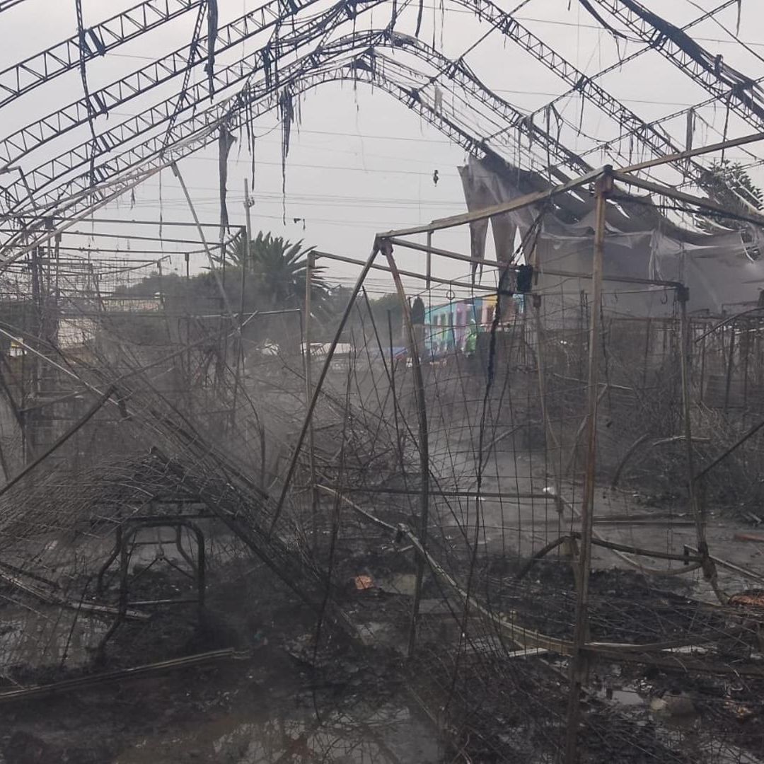 Incendio consume en su totalidad el bazar navideño de Teoloyucan