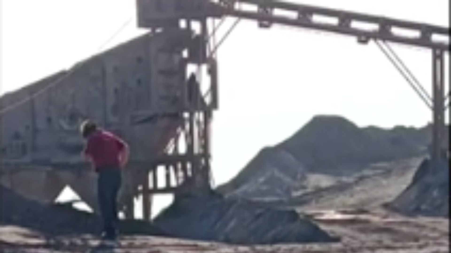 Empleado activó accidentalmente interruptor, provocando la muerte de su compañero.