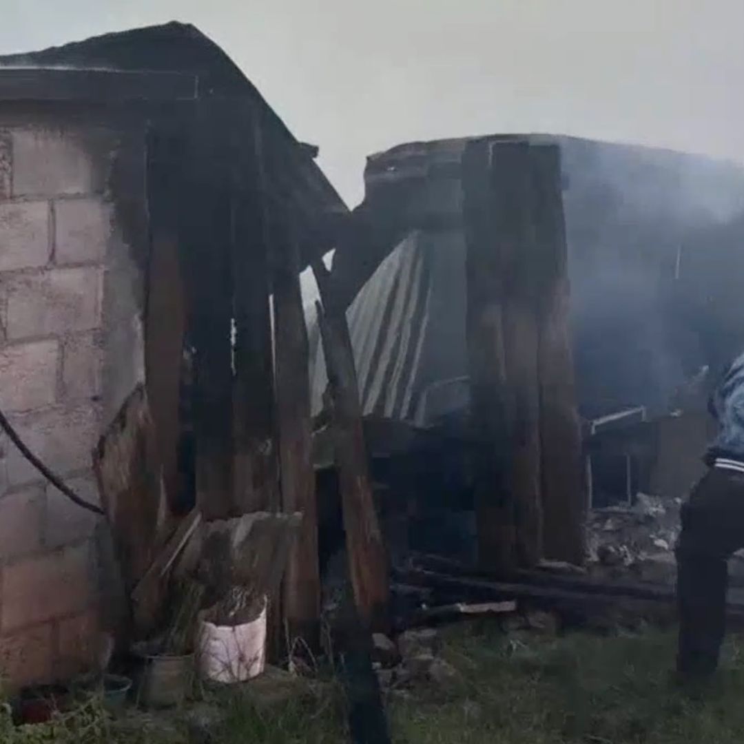 Oficiales de policía apoyaron con cubetas, uniéndose a los esfuerzos de los vecinos, quienes también ayudaron al propietario para controlar las llamas.