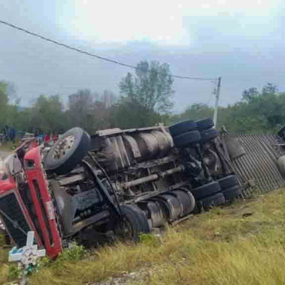 Conductor de Tráiler es Trasladado de Emergencia tras Volcadura en Carretera Victoria-Monterrey