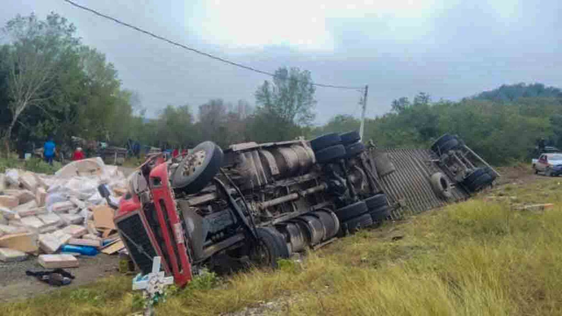 Conductor de Tráiler es Trasladado de Emergencia tras Volcadura en Carretera Victoria-Monterrey