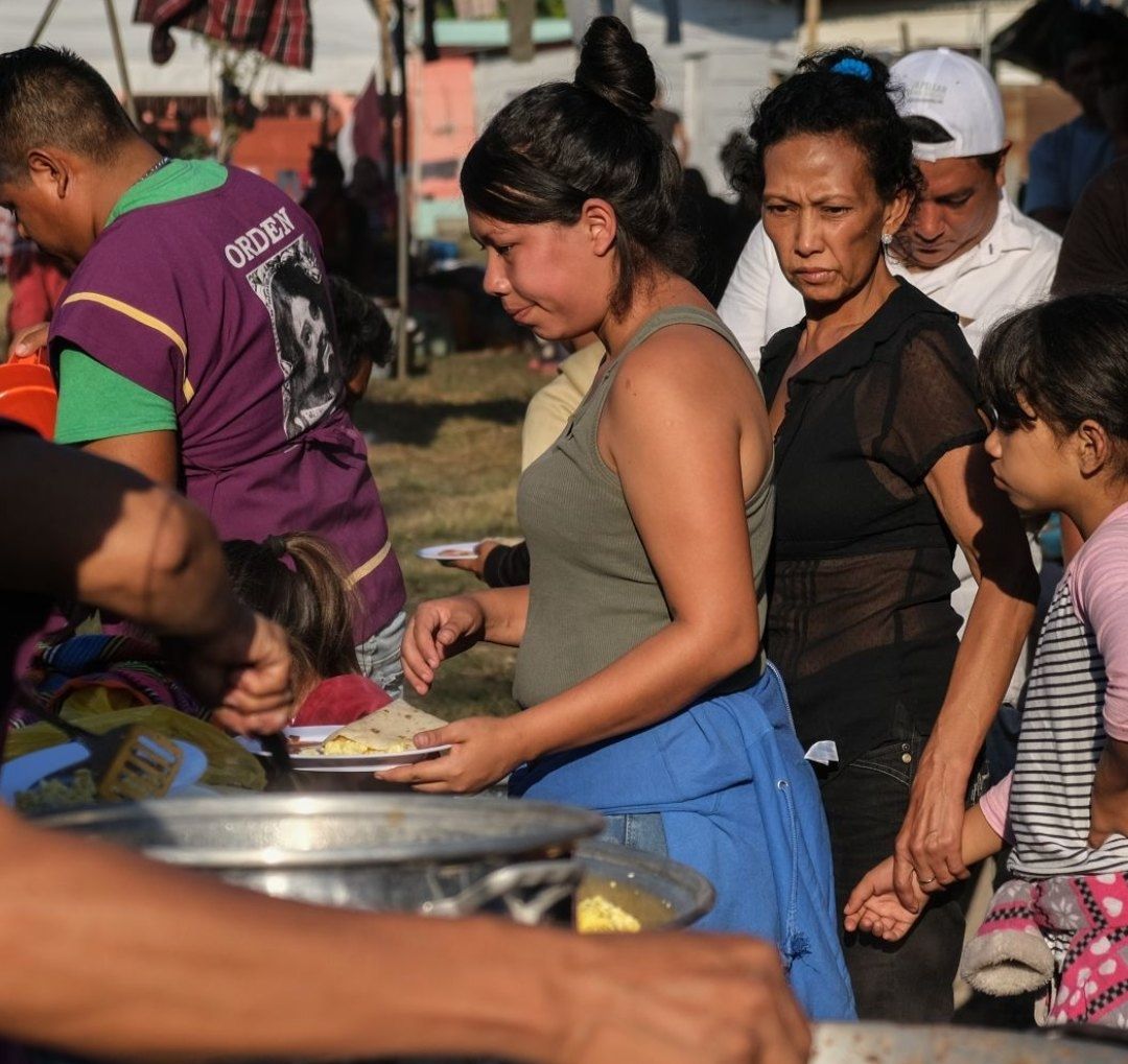 Los migrantes comieron pollo y arroz, que les prepararon en albergues de Chiapas.