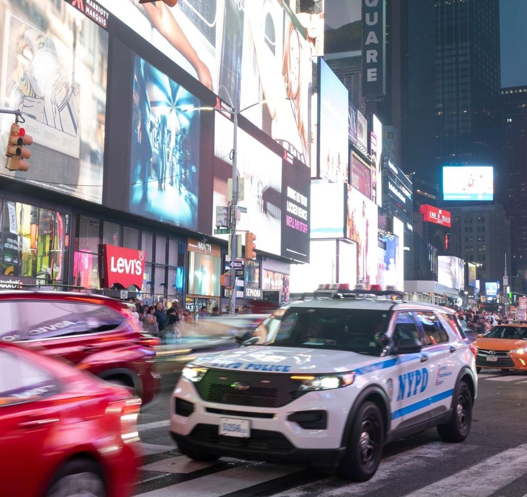 La policía informó que al parecer el taxista se sintió mal y perdió el control del vehículo antes de arrollar a los peatones.