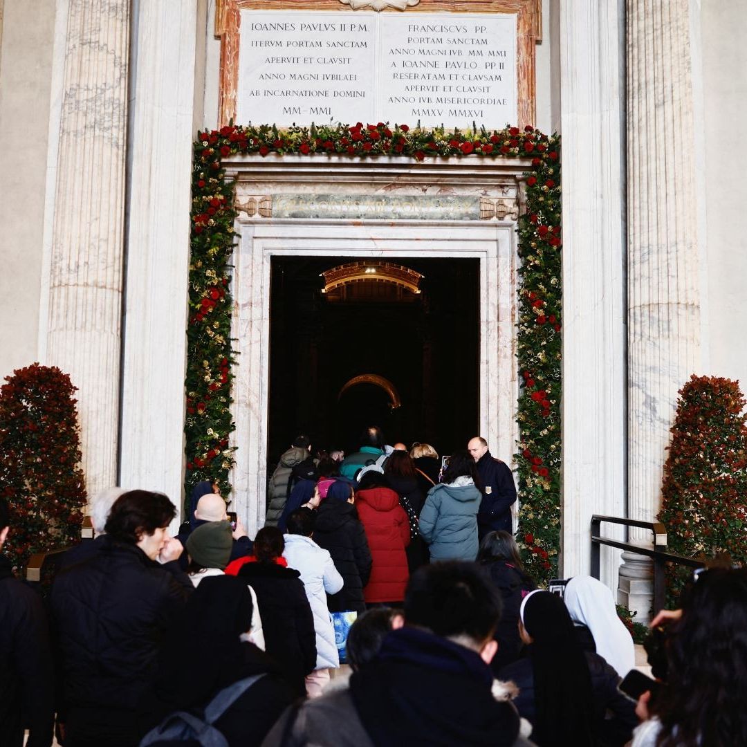 Peregrinos Cruzan Puerta Santa del Vaticano Para Obtener el Perdón de Sus Pecados