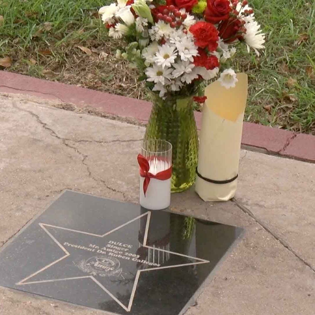 Seguidores de Dulce Dejan Veladora y Flores en su Estrella del Paseo de la Fama en Texas