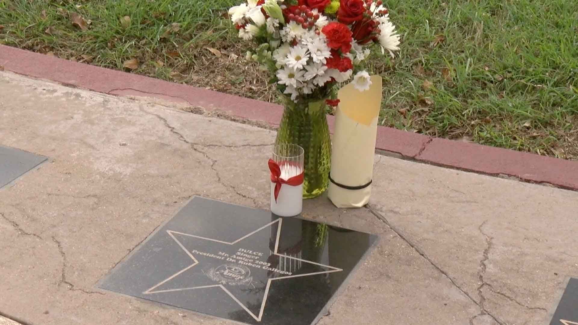 Seguidores de Dulce Dejan Veladora y Flores en su Estrella del Paseo de la Fama en Texas