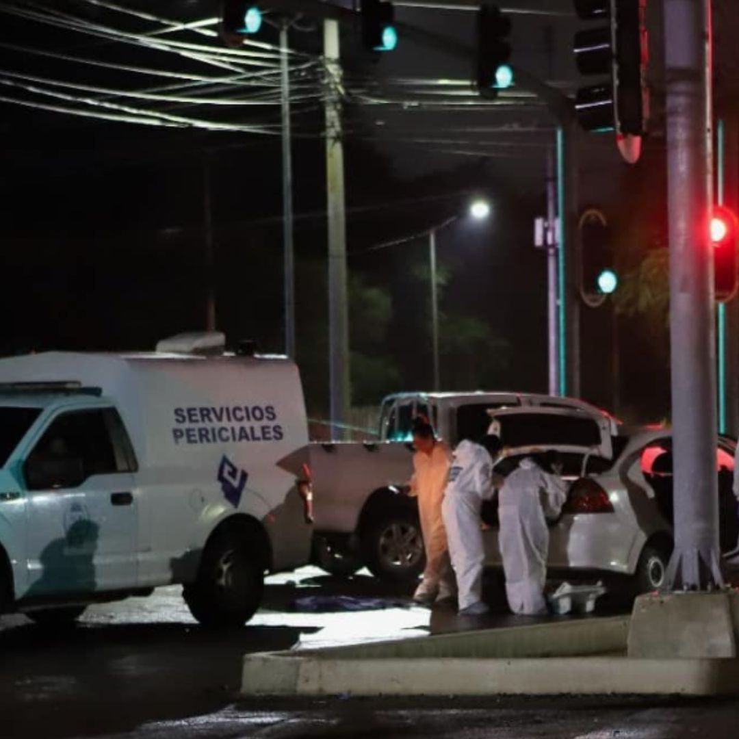 Mujer y su Hijo de 10 Años Mueren Baleados al Viajar en su Auto en Cancún, en Navidad
