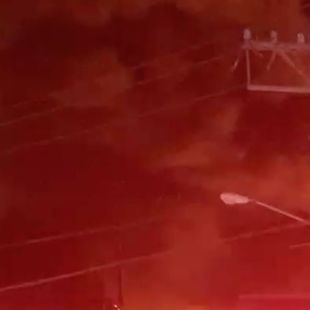 Bomberos trabajan para sofocar incendio en recicladora de Zapopan