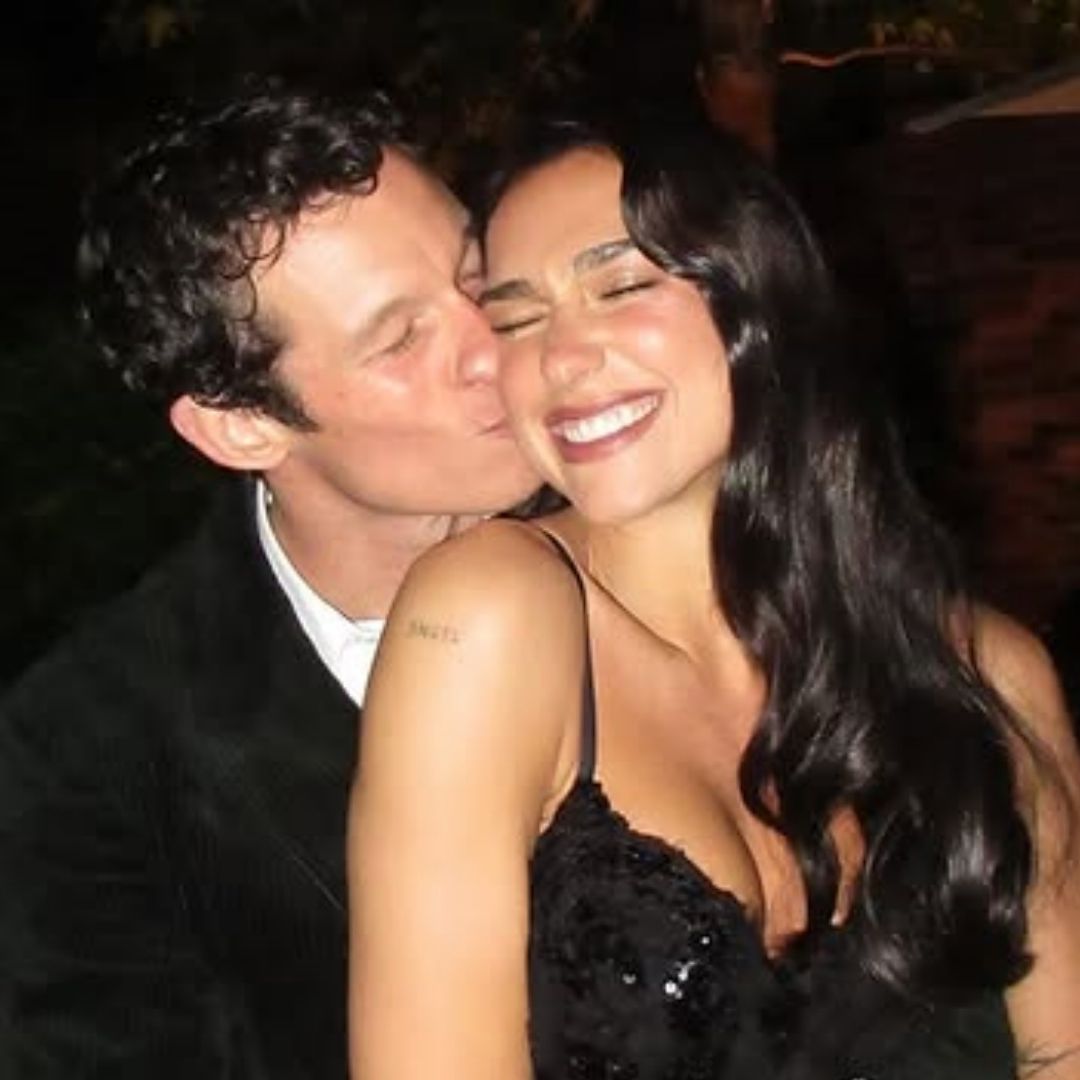 Dua Lipa se compromete con Callum Turner
