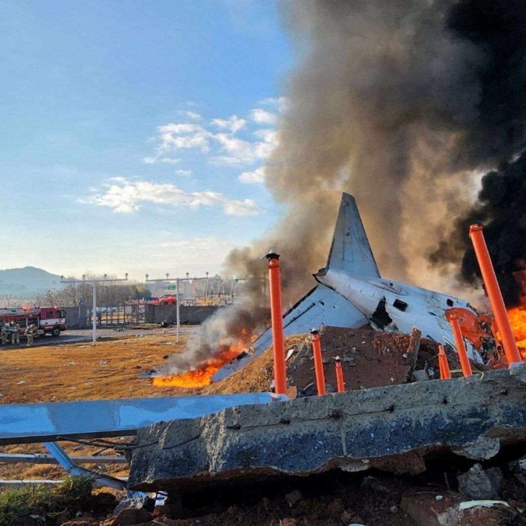 Choca avión al aterrizar en Corea del Sur