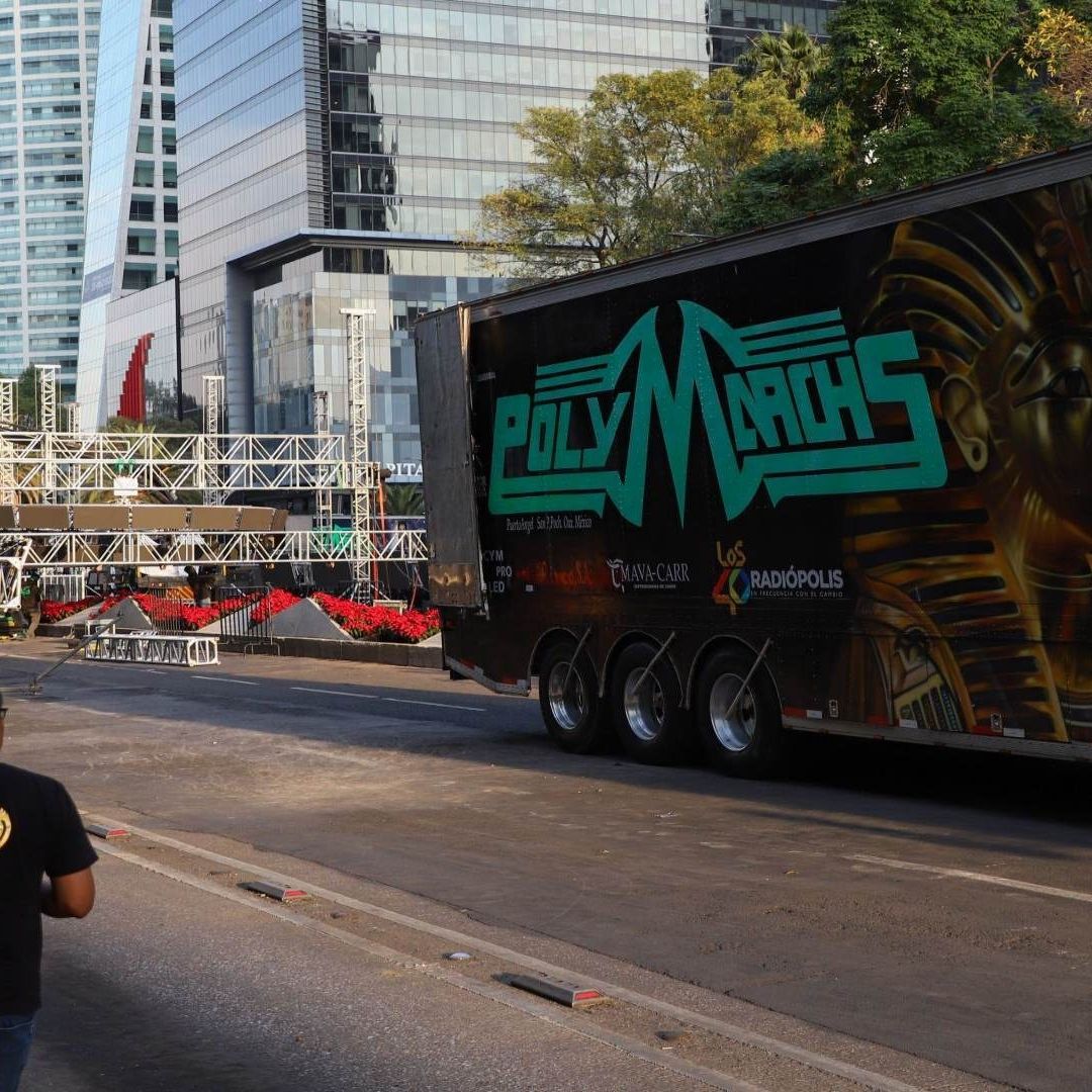 Polymarchs prepara montaje de escenario y sonido para la presentación de Año Nuevo en el Ángel de la Independencia, en la CDMX.